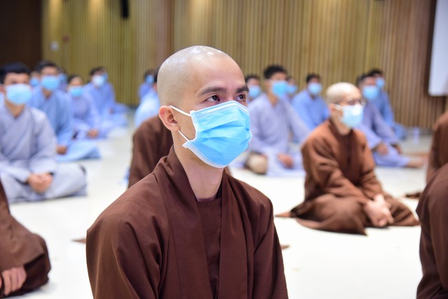 Taking comments to complete recording visual images in the rain season retreat